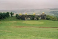 Kazemat Sainte-Marie met van l. naar r. cloche AM, GFM type (2x) en cloche AM. De kazemat ligt op een golfterrein en is niet toegankelijk